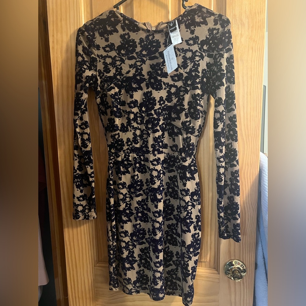 Windsor NWT, nude color with navy blue flower overlay